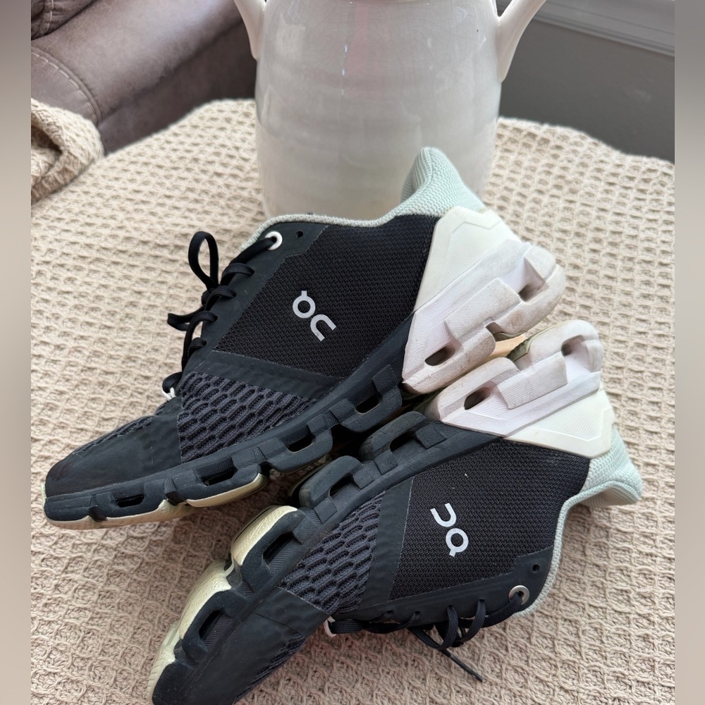 On Running Dual-Tone Athletic Shoes - Picture 2 of 10